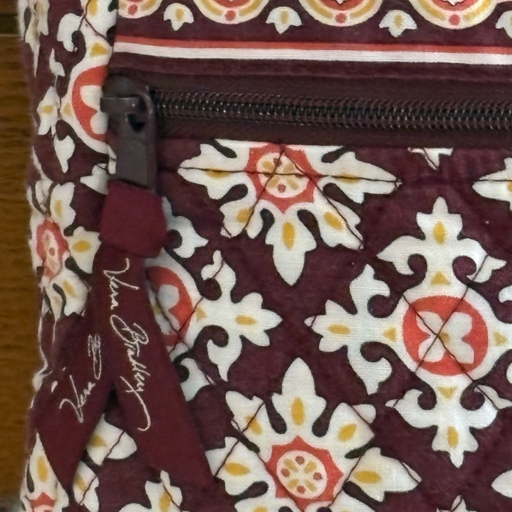 Vera Bradley ‘Hipster’ Medallion Burgundy and Cream Crossbody Bag - Picture 4 of 5